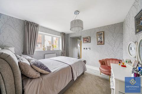 5 Mountain Ash Close, Chigwell, IG7 4HX