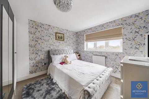 5 Mountain Ash Close, Chigwell, IG7 4HX