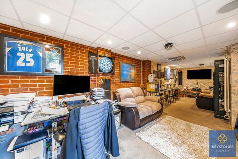5 Mountain Ash Close, Chigwell, IG7 4HX