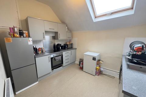 2 bedroom flat to rent, High Street, Huntingdon, PE29