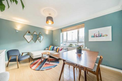 2 bedroom flat for sale, Dounesforth Gardens, London SW18