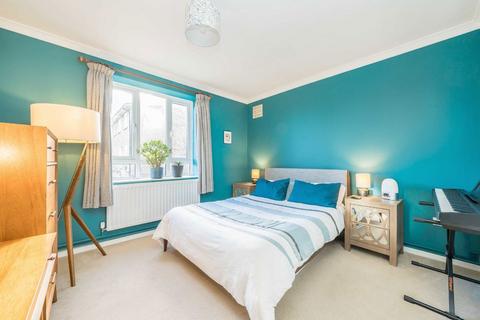 2 bedroom flat for sale, Dounesforth Gardens, London SW18