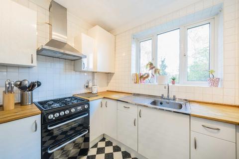 2 bedroom flat for sale, Dounesforth Gardens, London SW18