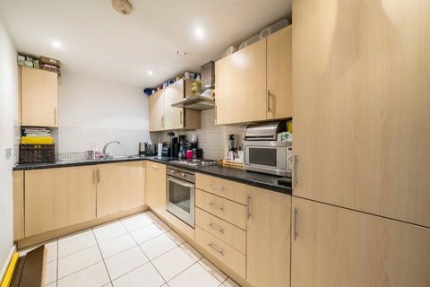 1 bedroom flat to rent, Phoenix Way, London SW18