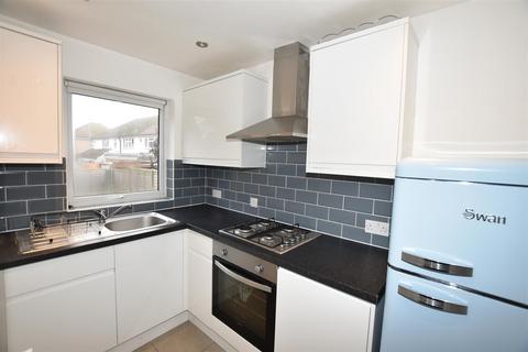 2 bedroom maisonette to rent, Tomswood Hill, Ilford