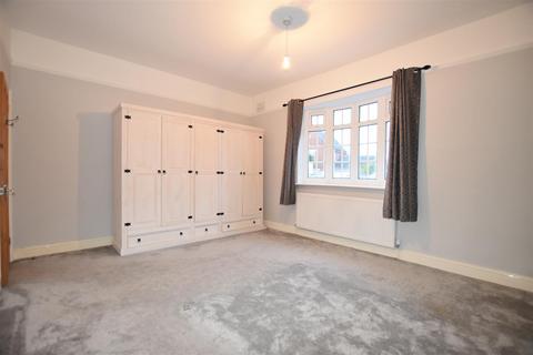 2 bedroom maisonette to rent, Tomswood Hill, Ilford