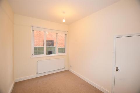 2 bedroom maisonette to rent, Tomswood Hill, Ilford