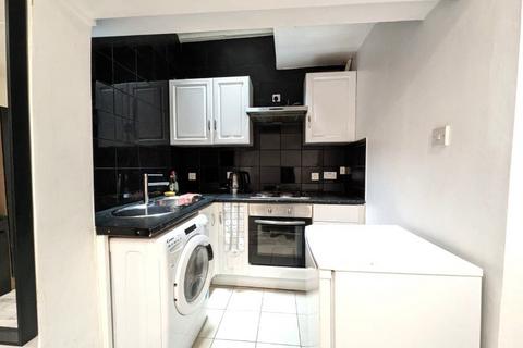 Studio to rent, London, SW2