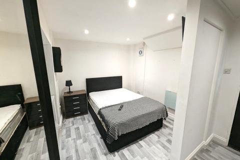 Studio to rent, London, SW2