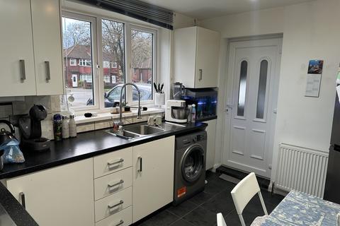 3 bedroom semi-detached house to rent, Victoria Avenue, Manchester M9