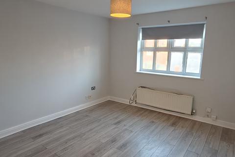 2 bedroom maisonette to rent, Manchester Road, Swinton M27