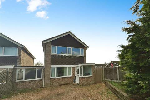 4 bedroom semi-detached house to rent, Heathfield Road, West Moors