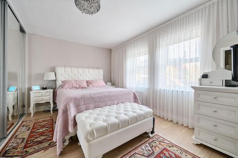 13 Kinsale Close, London, NW7 1FN