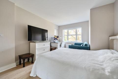 13 Kinsale Close, London, NW7 1FN