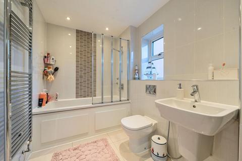 13 Kinsale Close, London, NW7 1FN