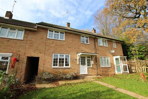 3 bedroom terraced house to rent, Knights Way, Brentwood