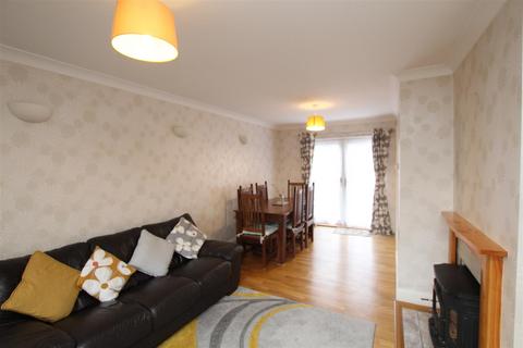 3 bedroom terraced house to rent, Knights Way, Brentwood