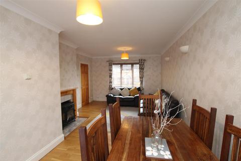 3 bedroom terraced house to rent, Knights Way, Brentwood