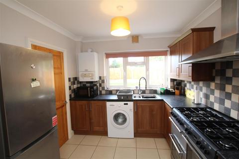 3 bedroom terraced house to rent, Knights Way, Brentwood