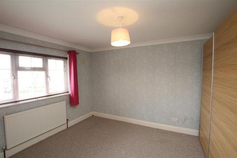 3 bedroom terraced house to rent, Knights Way, Brentwood