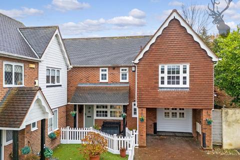 3 bedroom detached house for sale, Whitakers Way, Loughton