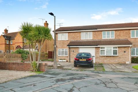 3 bedroom semi-detached house to rent, Yarnacott, Shoeburyness, SS3