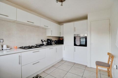 3 bedroom semi-detached house to rent, Yarnacott, Shoeburyness, SS3