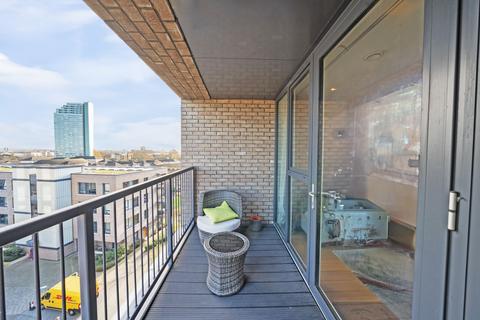 2 bedroom flat for sale, Gullivers Walk, Harbourside Court, SE8