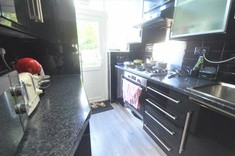 4 bedroom terraced house to rent, Craven Garden, IG6 1PF