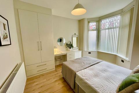 6 bedroom terraced house to rent, Kelso Rd, Kensington