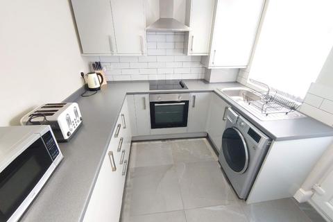 3 bedroom terraced house to rent, Kelso Rd, Kensington