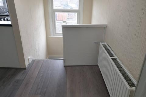 Studio to rent, Green Street, Upton Park, E13