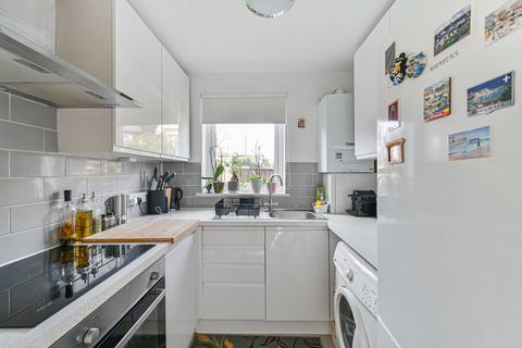 2 bedroom flat to rent, Farnan Road, Streatham Common, London, SW16