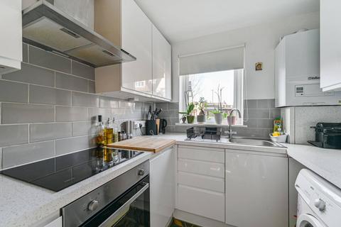 2 bedroom flat to rent, Farnan Road, Streatham Common, London, SW16