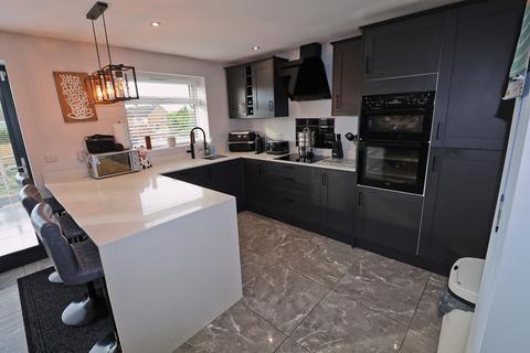 4 bedroom semi-detached house for sale, Hollycroft Crescent, Hinckley, Leicestershire, LE10 0HH