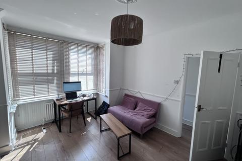 1 bedroom maisonette to rent, , E4