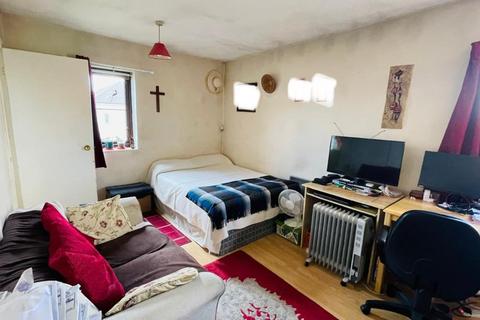 Studio to rent, Vicars Bridge Close, Wembley HA0