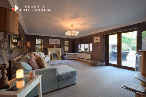 4 bedroom chalet for sale, St Johns Road, Clacton-on-Sea