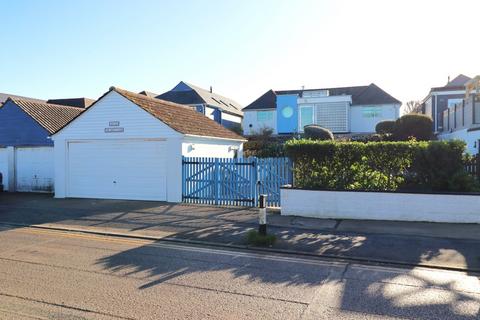 4 bedroom detached bungalow for sale, Coast Road, Pevensey Bay, Pevensey, BN24