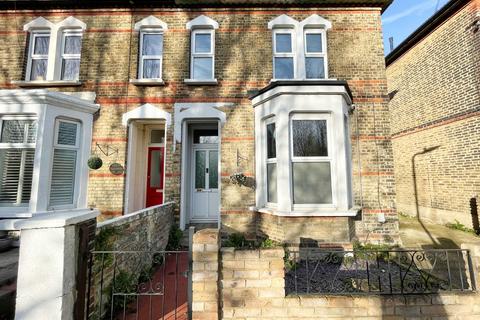 4 bedroom semi-detached house to rent, Hamlet Road, Southend on Sea SS1