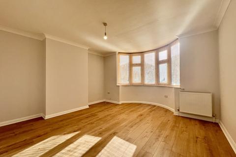 2 bedroom semi-detached house to rent, Chestnut Drive, Pinner HA5