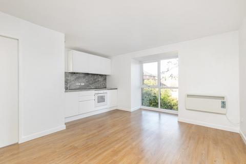 Studio to rent, Bilberry Court, Staple Gardens