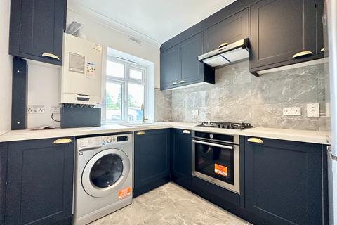 3 bedroom flat to rent, Ballards Lane, London N3