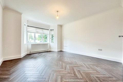 3 bedroom flat to rent, Ballards Lane, London N3