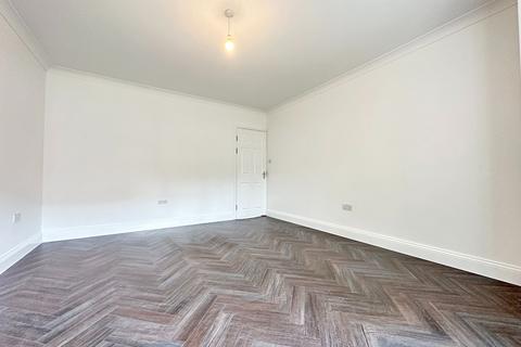 3 bedroom flat to rent, Ballards Lane, London N3