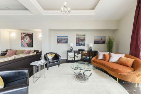 3 bedroom flat to rent, Bridges Court Road, London SW11