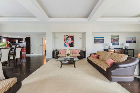 3 bedroom flat to rent, Bridges Court Road, London SW11