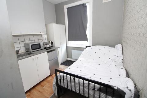 Studio to rent, Queens Road, London, SE15