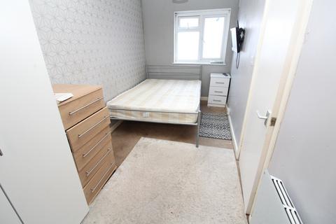 Studio to rent, Queens Road, London, SE15