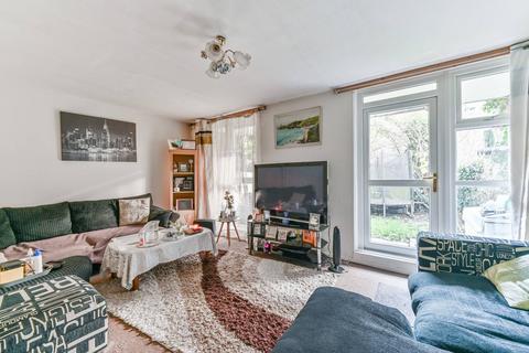 3 bedroom maisonette for sale, Porchfield Close, Sutton, SM2